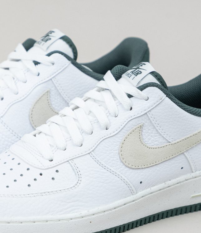 Чоловічі кросівки NIKE AIR FORCE ONE ’07 LV8 C0B HF1939-100, колір білий | Ціна 5499 грн, фото 3