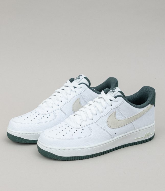 Чоловічі кросівки NIKE AIR FORCE ONE ’07 LV8 C0B HF1939-100, колір білий | Ціна 5499 грн, фото 1