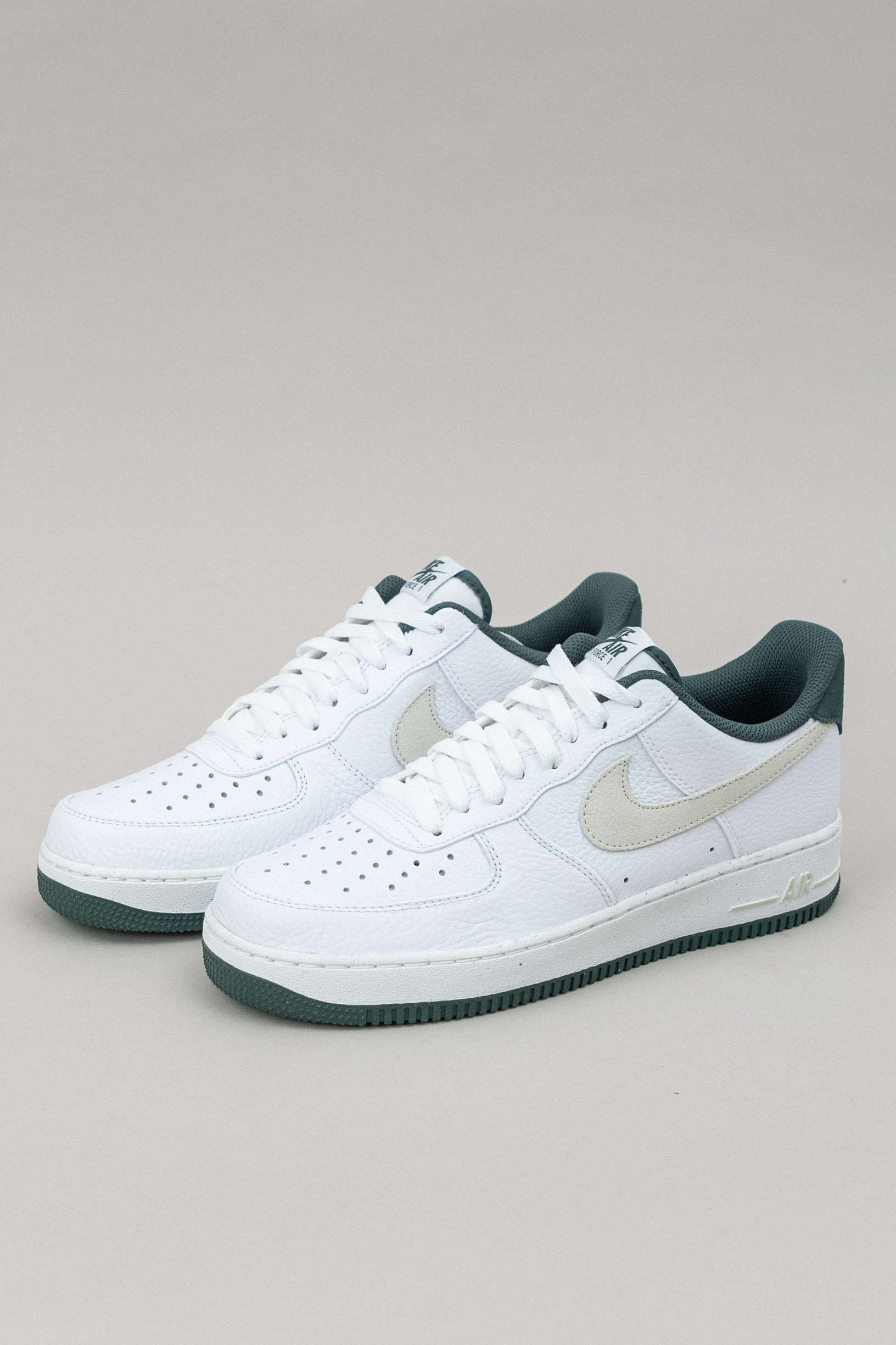 Чоловічі кросівки NIKE AIR FORCE ONE '07 LV8 C0B HF1939-100, колір білий