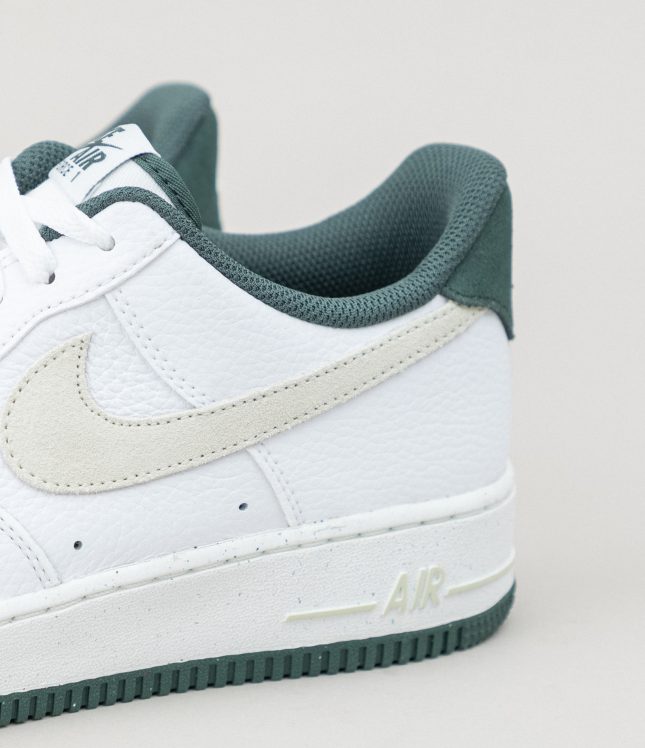 Чоловічі кросівки NIKE AIR FORCE ONE ’07 LV8 C0B HF1939-100, колір білий | Ціна 5499 грн, фото 4