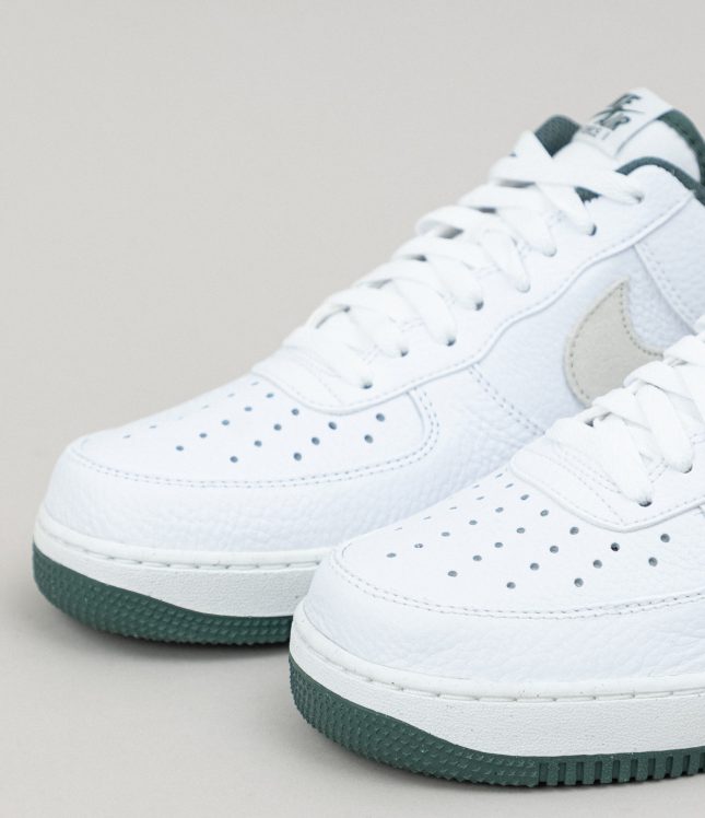Чоловічі кросівки NIKE AIR FORCE ONE ’07 LV8 C0B HF1939-100, колір білий | Ціна 5499 грн, фото 2