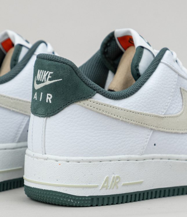 Чоловічі кросівки NIKE AIR FORCE ONE ’07 LV8 C0B HF1939-100, колір білий | Ціна 5499 грн, фото 7