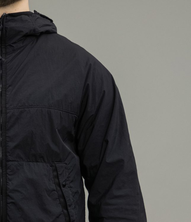 Чоловіча куртка C.P. COMPANY GARMENT DEYD PRIMALOFT® MEDIUM GOGGLE JACKET CMOW109A 006124G COL:999, колір чорний | Ціна 19999 грн, фото 6