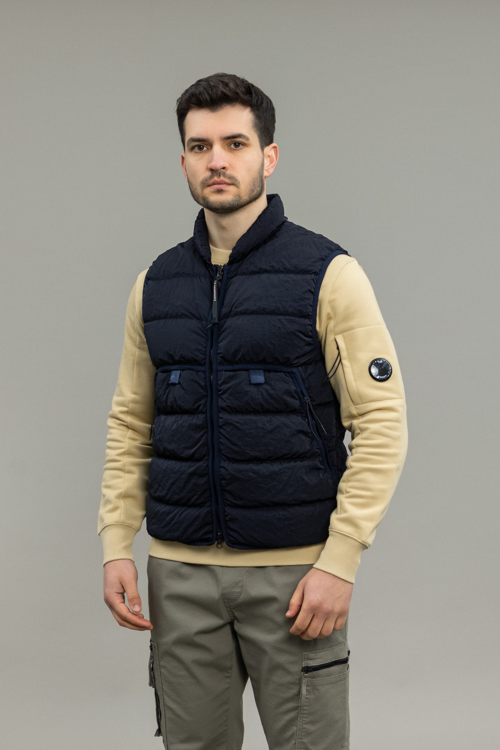 жилетка C.P. COMPANY ECO-CHROME R VEST CMOW030A 006369G COL:888