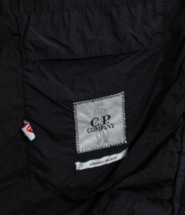Чоловіча куртка C.P. COMPANY GARMENT DEYD PRIMALOFT® MEDIUM GOGGLE JACKET CMOW109A 006124G COL:999, колір чорний | Ціна 19999 грн, фото 8