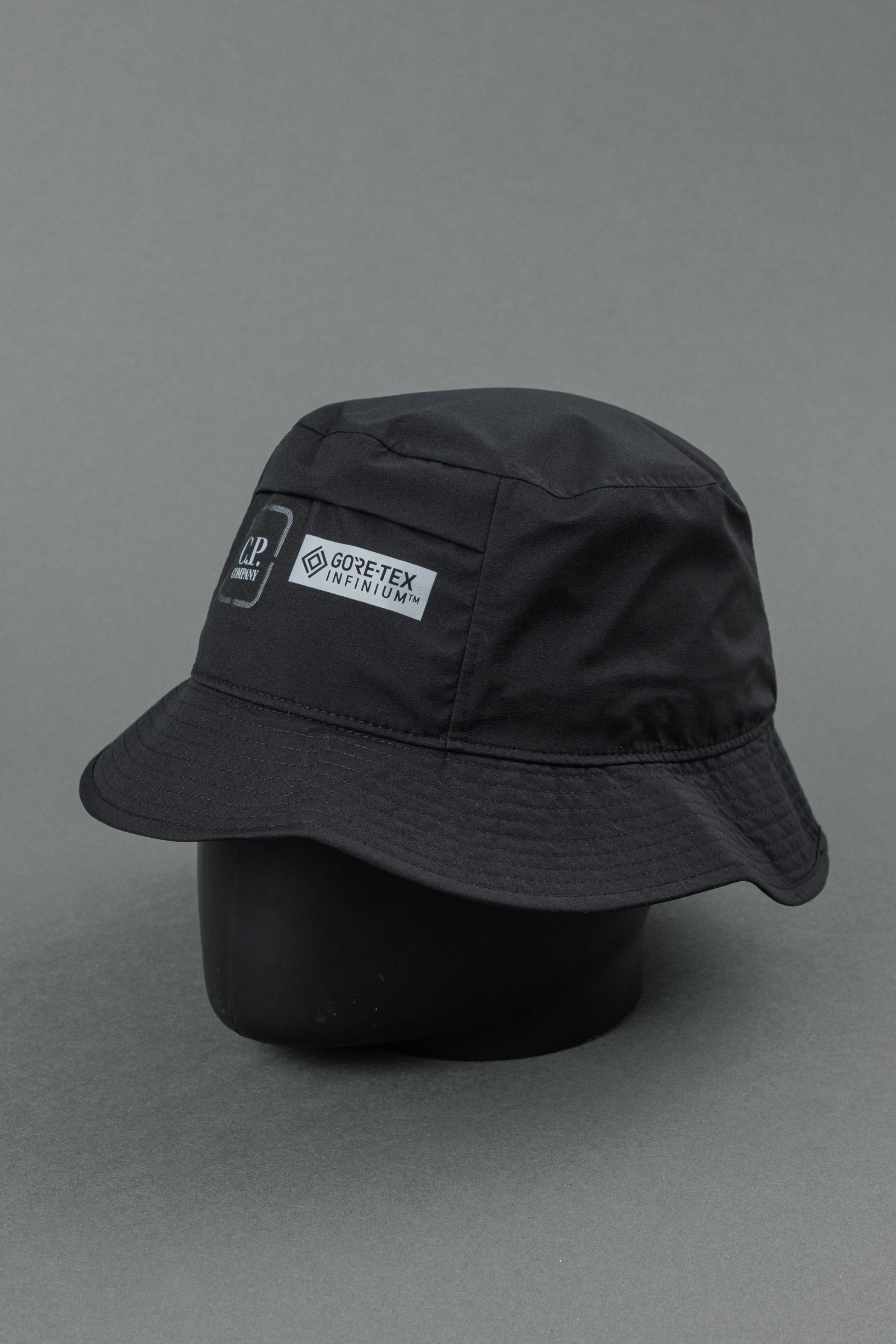 Чоловіча панама C.P. COMPANY GORE-TEX INFINIUM™ CLAC038A 110031 COL:999, колір чорний
