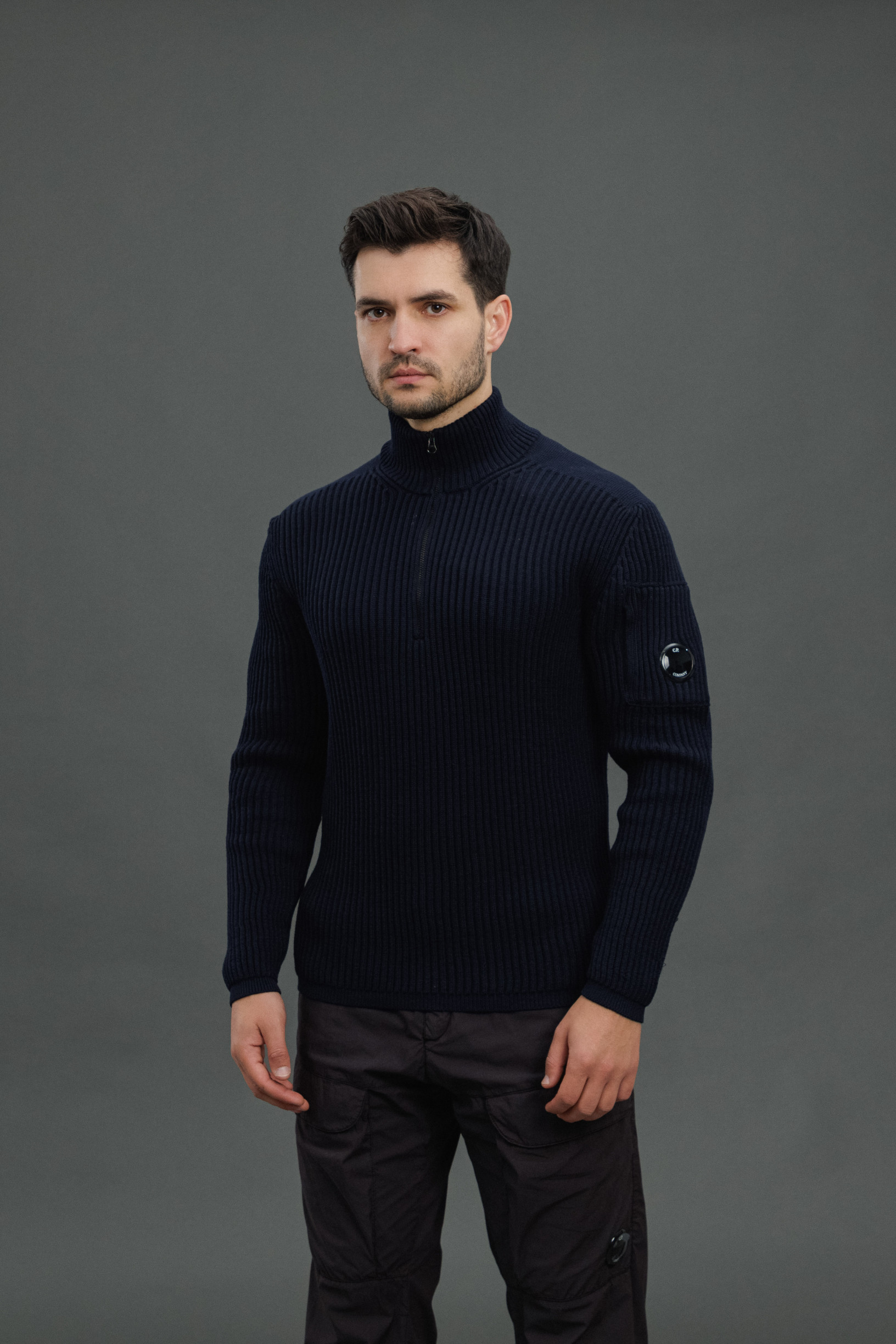 Чоловічий светр C.P. COMPANY CMKN255 006595A COL:888, колір синій