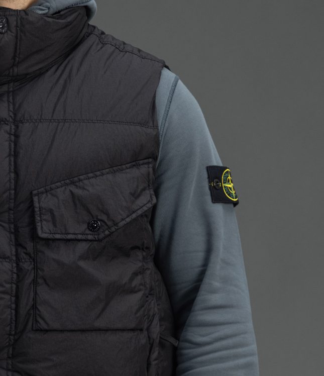 Чоловіча жилетка STONE ISLAND GARMENT DYED CRINKLE REPS NY15G100003-S0A23 V0029, колір чорний | Ціна 37999 грн, фото 4