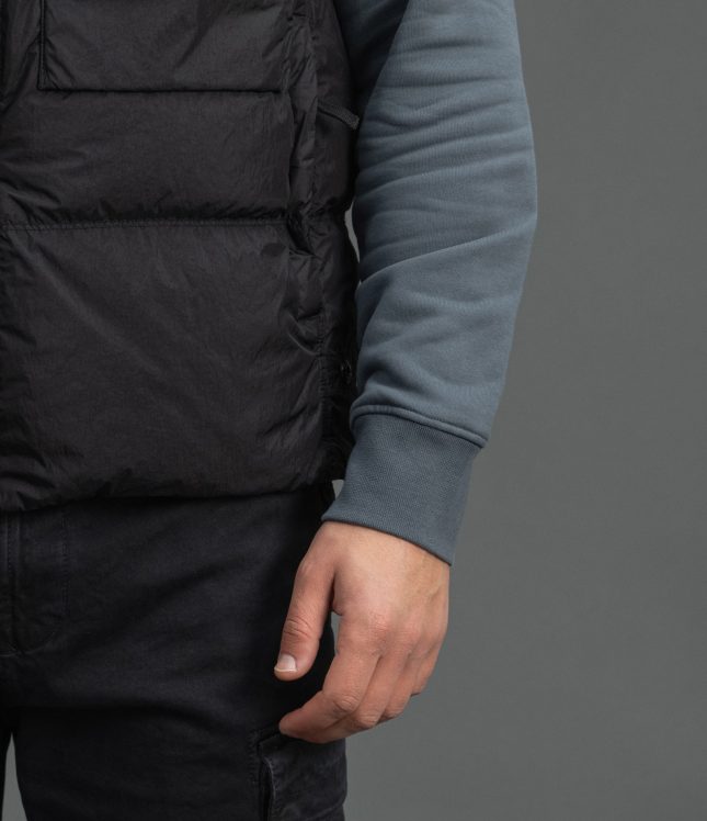 Чоловіча жилетка STONE ISLAND GARMENT DYED CRINKLE REPS NY15G100003-S0A23 V0029, колір чорний | Ціна 37999 грн, фото 5