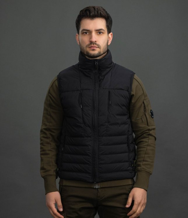 Чоловіча жилетка STONE ISLAND SEAMLESS TUNNEL NYLON DOWN-TC 15G100007-S0183 V0029, колір чорний | Ціна 35999 грн, фото 2