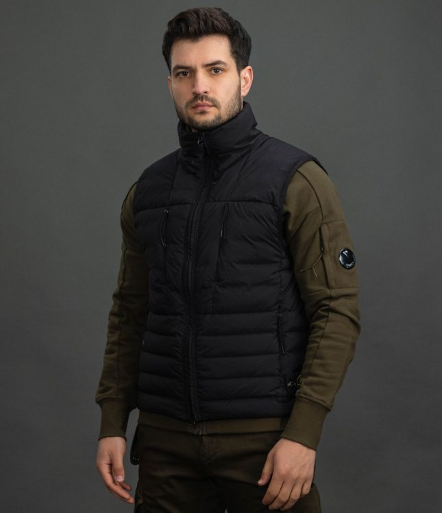 Чоловіча жилетка STONE ISLAND SEAMLESS TUNNEL NYLON DOWN-TC 15G100007-S0183 V0029, колір чорний | Ціна 35999 грн, фото 1