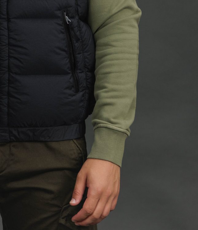 Чоловіча жилетка STONE ISLAND SEAMLESS TUNNEL NYLON DOWN-TC 15G100007-S0028 V0029, колір чорний | Ціна 41999 грн, фото 5